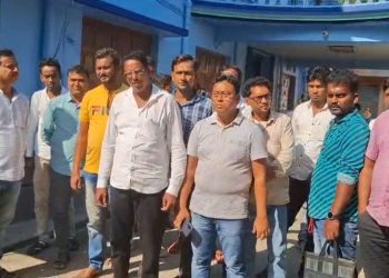 সমিতির টেন্ডার প্রক্রিয়ার অনিয়মের অভিযোগ তুলে ভাতারের বিডিওকে স্মারকলিপি দিলেন একাংশের ঠিকাদাররা