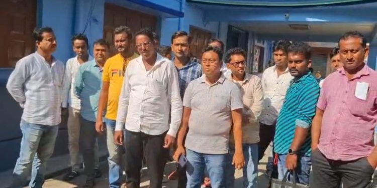 সমিতির টেন্ডার প্রক্রিয়ার অনিয়মের অভিযোগ তুলে ভাতারের বিডিওকে স্মারকলিপি দিলেন একাংশের ঠিকাদাররা