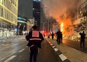 মধ্য ইসরায়েলে হিজবুল্লাহর ক্ষেপণাস্ত্র হামলায় একজন গুরুতরসহ ৫ জন আহত