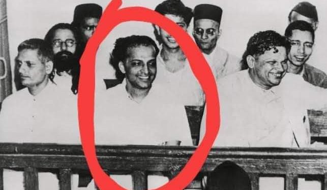 গান্ধীর ৪ গুলি লাগে, ৩ গুলি চালায় গডসে, তাহলে কে চালিয়েছিল চতুর্থ গুলি ?