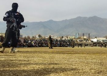 ‘নৈতিক দুর্নীতির’ অভিযোগে ৫ জনকে খেলার মাঠে নিয়ে গিয়ে বেত্রাঘাত করল তালিবান