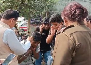 হেলমেটবিহীন ৩ বাইক আরোহী যুবককে কানধরে ওঠবোস করাল পুলিশ, পুলিশকে খোঁচা মন্ত্রী স্বপন দেবনাথের, তীব্র সমালোচনায় বিরোধীরা