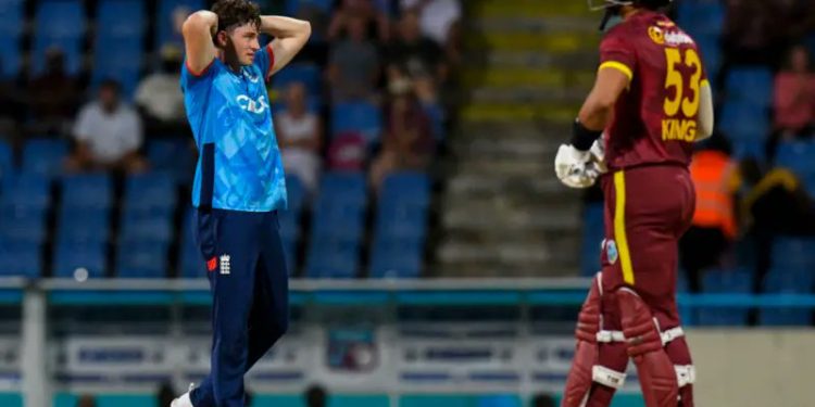 তিন দিনের ওয়ানডে সিরিজের প্রথম ম্যাচে ইংল্যান্ডকে ৮ উইকেটে পরাজিত করল ওয়েস্ট ইন্ডিজ