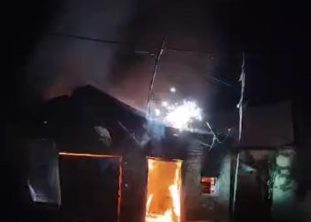 দলীয় নেতাকর্মীদের এক হয়ে চলার বার্তা স্বয়ং সুপ্রিমোর, তবুও এক গোষ্ঠীর তৃণমূলের লোকজন আগুন লাগিয়ে ভস্মিভূত করে দিল অপর গোষ্ঠীর পার্টি অফিস