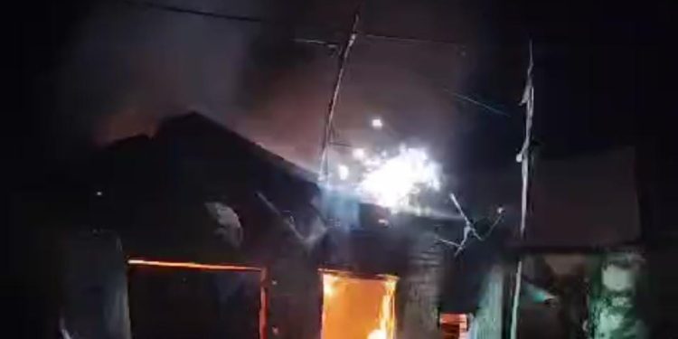 দলীয় নেতাকর্মীদের এক হয়ে চলার বার্তা স্বয়ং সুপ্রিমোর, তবুও এক গোষ্ঠীর তৃণমূলের লোকজন আগুন লাগিয়ে ভস্মিভূত করে দিল অপর গোষ্ঠীর পার্টি অফিস