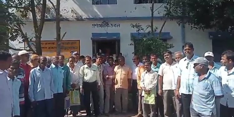 প্রাকৃতিক বিপর্যয়ে ক্ষতিগ্রস্ত চাষিরা ক্ষতিপূরণের দাবিতে বিক্ষোভ দেখালো মেমারি-২ বিডিও অফিসে