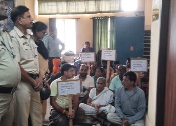 ‘হয় টাকা দিন, নয় বিষ দিন খেয়ে মরি’ : ৪ বছর আগে ভোটকর্মীদের দেওয়া পরিষেবার বকেয়া টাকা না পেয়ে ধর্ণায় বসা ৩ ব্যবসায়ীর প্রশাসনের করুন আর্তি 