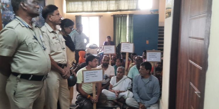 ‘হয় টাকা দিন, নয় বিষ দিন খেয়ে মরি’ : ৪ বছর আগে ভোটকর্মীদের দেওয়া পরিষেবার বকেয়া টাকা না পেয়ে ধর্ণায় বসা ৩ ব্যবসায়ীর প্রশাসনের করুন আর্তি