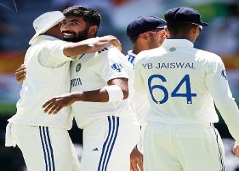 দ্বিতীয় দিনে ৩৭ রান যোগ করে মাত্র ১০৪ রানে গুটিয়ে গেল অস্ট্রেলিয়া