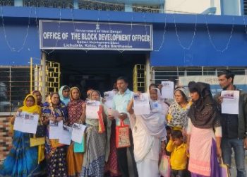 আবাস তালিকায় দোতলা বাড়ির মালিকের নাম দেখেই দরিদ্র বঞ্চিতারা ক্ষোভ উগরে দিলেন বিডিওর কাছে