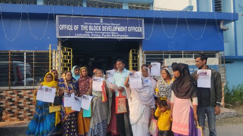 আবাস তালিকায় দোতলা বাড়ির মালিকের নাম দেখেই দরিদ্র বঞ্চিতারা ক্ষোভ উগরে দিলেন বিডিওর কাছে