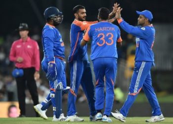 পঙ্গপালের কারনে বিঘ্নিত ম্যাচে জয় ভারতের, দক্ষিণ আফ্রিকার বিরুদ্ধে টি-২০ ম্যাচের সিরিজে ২-১ ব্যবধানে এগিয়ে টিম ইন্ডিয়া