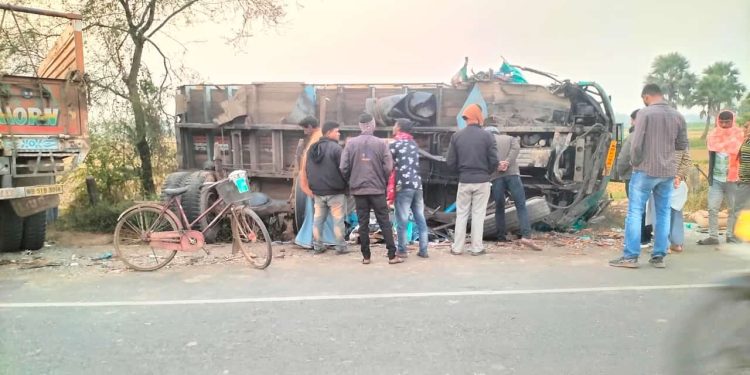 ভাতারে গমবোঝাই লরি ও ফাঁকা লরির মুখোমুখি সংঘর্ষ, আহত ৩
