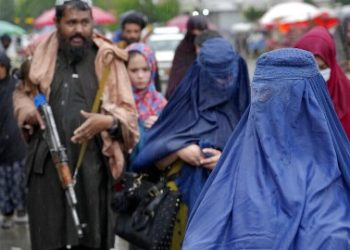 মহিলাদের স্মার্টফোন ব্যবহারে নিষেধাজ্ঞা জারি করল তালিবান