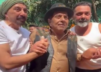 জালিয়াতি মামলায় বলিউডের প্রবীণ অভিনেতা ধর্মেন্দ্রকে আদালতে তলব