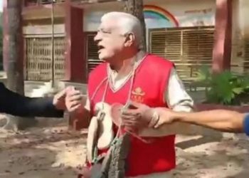 মুক্তিযোদ্ধা বৃদ্ধকে গলায় জুতার মালা পরিয়ে ঘোরালো জামায়াত ইসলামির জঙ্গিরা