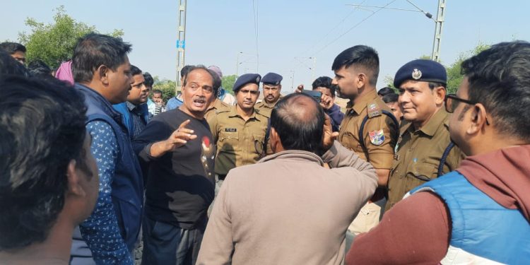 রেল দপ্তরের জায়গা ঘেরা নিয়ে উত্তেজনা কাটোয়ায়