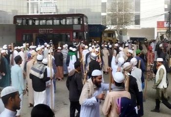 বাংলাদেশের টঙ্গীতে তাবলীগ জামাতের দুই গোষ্ঠীর তুমুল সংঘর্ষ, বন্ধ যান চলাচল