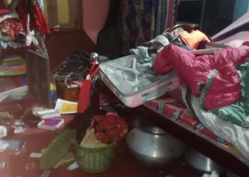 কাটোয়ায় জ্যোতিষীর বাড়িতে দুঃসাহসিক ডাকাতি করল সশস্ত্র দুষ্কৃতীরা, লক্ষাধিক টাকার গহনা লুটপাটসহ পোষ্য কুকুর অপহরণ