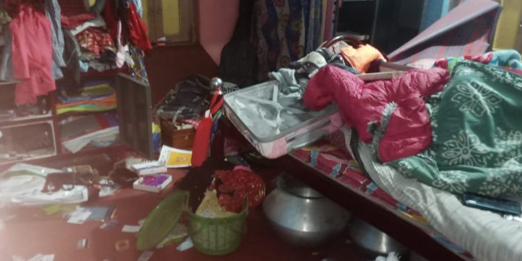 কাটোয়ায় জ্যোতিষীর বাড়িতে দুঃসাহসিক ডাকাতি করল সশস্ত্র দুষ্কৃতীরা, লক্ষাধিক টাকার গহনা লুটপাটসহ পোষ্য কুকুর অপহরণ