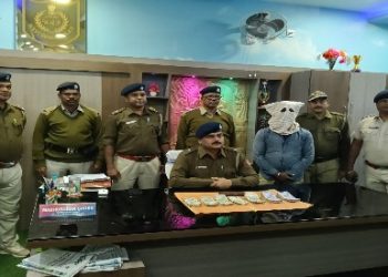 ছিনতাইয়ের গল্প ফেঁদে চানাচুর কারখানার লক্ষাধিক টাকা আত্মসাতের চেষ্টা, গ্রেফতার মোটরভ্যানের চালক