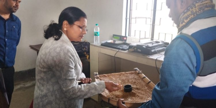 ভাতার কৃষাণ মান্ডির ধান ক্রয় কেন্দ্রে সারপ্রাইজ ভিজিটে জেলা শাসক