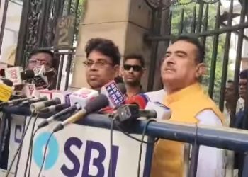 বরিশাল থেকে প্রাণ বাঁচিয়ে পালিয়ে আসা হিন্দু ব্যক্তির পরিচয় করে দিলেন শুভেন্দু অধিকারী, বাংলাদেশ নিয়ে মন্তব্যে রাশ টানতে চাইছেন মমতা ব্যানার্জি