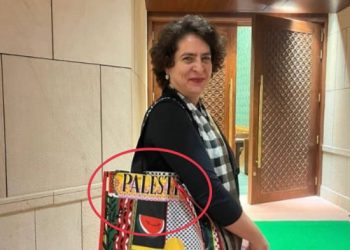 “প্যালেস্টাইন” লেখা ব্যাগ নিয়ে সংসদে গিয়ে বিতর্কে জড়ালেন কংগ্রেস সাংসদ প্রিয়াঙ্কা গান্ধী ভাদ্রা