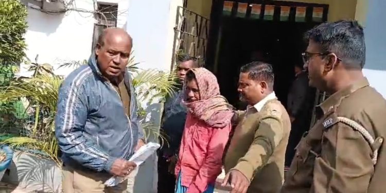 ৭০ লিটার চোলাইসহ ৬ জনকে গ্রেফতার করল ভাতার থানার পুলিশ