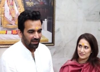 সস্ত্রীক সাই বাবার দর্শন করলেন প্রাক্তন ক্রিকেটার জহির খান