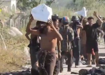 বাংলাদেশের ঘাড়ে নিশ্বাস ফেলছে ‘আরাকান আর্মি’, রোহিঙ্গাদের অর্ধনগ্ন করে প্যারেড করানোর ভিডিও ভাইরাল