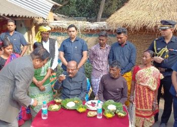 বেহাল রাস্তা, পানীয়জলের আকাল, অমিল সরকারি আবাস যোজনায় অনুদান – রাজ্যপালকে কাছে পেয়ে সরকারের বিরুদ্ধে ক্ষোভ উগরে দিলেন আউশগ্রামের আদিবাসী মহিলারা
