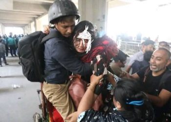 গতকাল ইসলামি জঙ্গিদের হাতে, আজ পুলিশবাহিনীর দ্বারা আক্রান্ত বাংলাদেশের আদিবাসী শিক্ষার্থীরা, এক আদিবাসী তরুনীকে জড়িয়ে ধরে প্রাণ বাঁচিয়ে দিলেন হিন্দু চিত্র সাংবাদিক