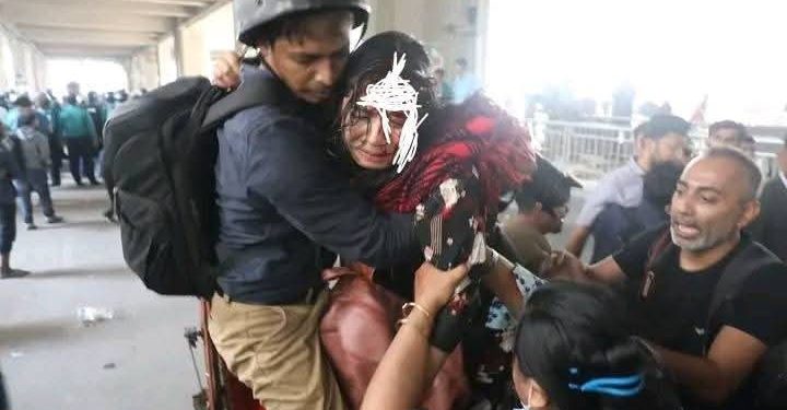 গতকাল ইসলামি জঙ্গিদের হাতে, আজ পুলিশবাহিনীর দ্বারা আক্রান্ত বাংলাদেশের আদিবাসী শিক্ষার্থীরা, এক আদিবাসী তরুনীকে জড়িয়ে ধরে প্রাণ বাঁচিয়ে দিলেন হিন্দু চিত্র সাংবাদিক