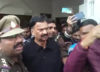 ধর্ষণ মামলায় গ্রেফতার কংগ্রেস সাংসদ রাকেশ রাঠোর, সাংবাদিক সম্মেলন থেকে তুলে নিয়ে গেল পুলিশ