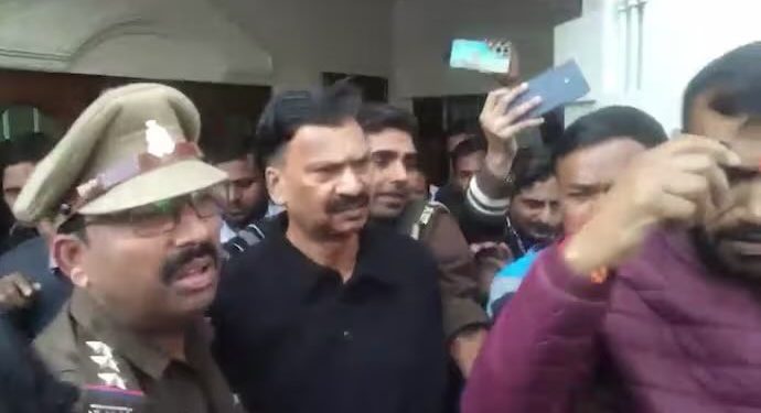 ধর্ষণ মামলায় গ্রেফতার কংগ্রেস সাংসদ রাকেশ রাঠোর, সাংবাদিক সম্মেলন থেকে তুলে নিয়ে গেল পুলিশ