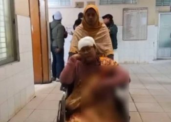 বাংলাদেশ : জিহাদি হামলার গুরুতর আহত মুক্তিযোদ্ধা শ্যামলন্দ বসু ও তাঁর স্ত্রী কাকলীদেবী