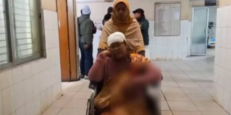 বাংলাদেশ : জিহাদি হামলার গুরুতর আহত মুক্তিযোদ্ধা শ্যামলন্দ বসু ও তাঁর স্ত্রী কাকলীদেবী