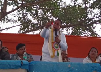 আউশগ্রামে তৃণমূলের গোষ্ঠীদ্বন্দ্ব প্রকাশ্যে : সভায় দলীয় বিধায়কের বিরুদ্ধে তোপ দাগলেন ব্লক তৃণমূল সভাপতি