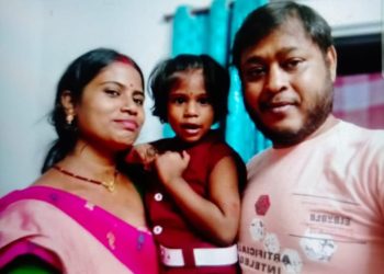 স্কুটিতে চড়ে মেয়েকে স্কুলে পৌঁছে দিতে যাওয়ার পথে সরকারি বাসের ধাক্কায় মায়ের মৃত্যু, গুরুতর আহত বাবা