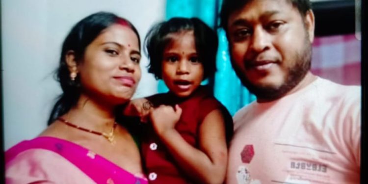 স্কুটিতে চড়ে মেয়েকে স্কুলে পৌঁছে দিতে যাওয়ার পথে সরকারি বাসের ধাক্কায় মায়ের মৃত্যু, গুরুতর আহত বাবা