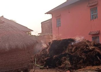 মঙ্গলকোট : গোষ্ঠীদ্বন্দ্বের জেরে তৃণমূলের প্রাক্তন পঞ্চায়েত সদস্যের বাড়িতে বোমাবাজি, অগ্নিসংযোগ, ভাঙচুরের অভিযোগ তার ভাইয়ের বিরুদ্ধে, আহত ৩, আটক ৪