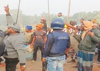 বাংলাদেশের ফরিদপুরে ২ গ্রামের তুমুল সংঘর্ষ, মসজিদ মাইকে ঘোষণা করে একে অপরের উপর ঝাঁপিয়ে সশস্ত্র নারী-পুরুষ, আহত অর্ধশতাধিক