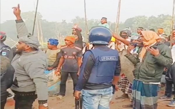 বাংলাদেশের ফরিদপুরে ২ গ্রামের তুমুল সংঘর্ষ, মসজিদ মাইকে ঘোষণা করে একে অপরের উপর ঝাঁপিয়ে সশস্ত্র নারী-পুরুষ, আহত অর্ধশতাধিক