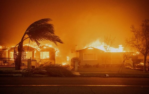 লস অ্যাঞ্জেলেসে নতুন করে আগুন ছড়ানোর আশঙ্কা দেখা দিয়েছে