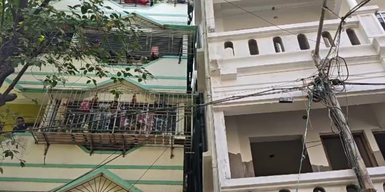 কলকাতায় ফের হেলে গেল বহুতল, বাঘাযতীন, কামারহাটির পর এবার ট্যাংরা