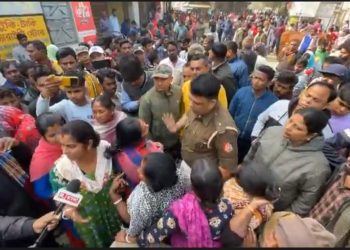 বীরভূম : চকলেট কিনতে যাওয়া কিশোরীকে ধর্ষণের অভিযোগ মুদি দোকানির বিরুদ্ধে, পথ অবরোধ