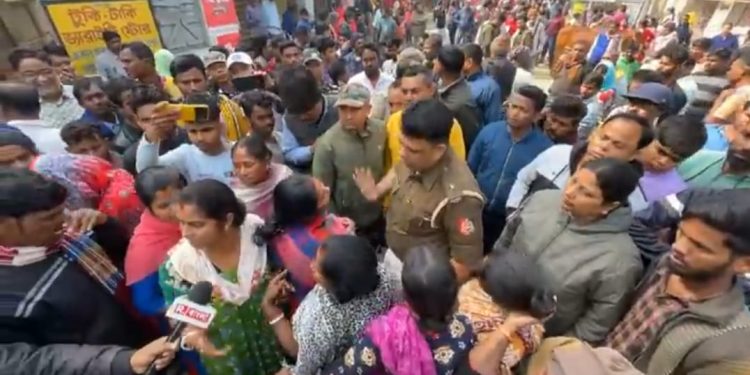 বীরভূম : চকলেট কিনতে যাওয়া কিশোরীকে ধর্ষণের অভিযোগ মুদি দোকানির বিরুদ্ধে, পথ অবরোধ
