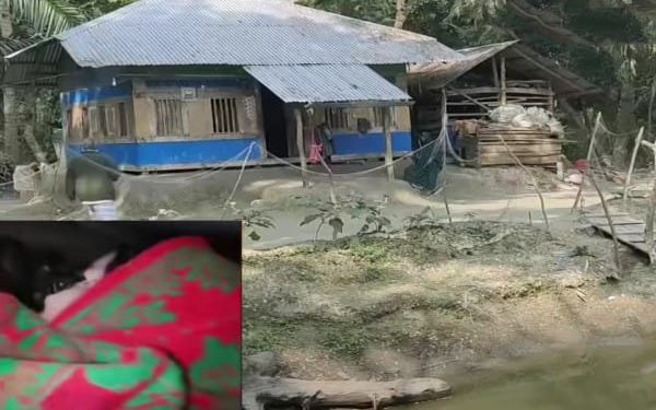 বৃদ্ধা শাশুড়ি ও শিশুসন্তানকে মেঝেতে শুইয়ে রেখে মাচায় উঠে প্রেমিকের সঙ্গে উদ্দাম যৌনতা, ধরল প্রতিবেশীরা