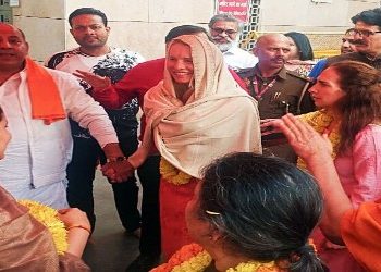 গঙ্গায় পূণ্যস্নানের পর শারিরীক অসুস্থতা মুক্ত হলেন স্টিভ জবসের স্ত্রী